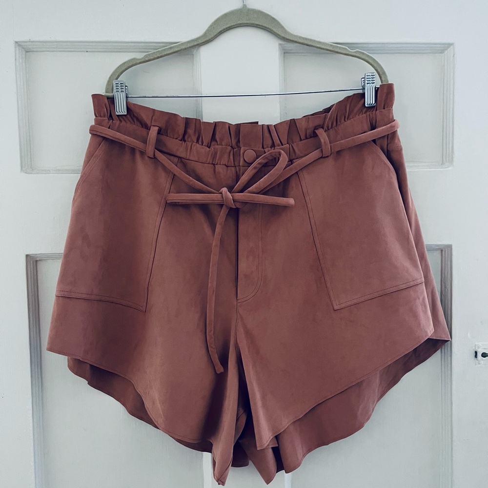 Good American High Waist Shorts in Brown